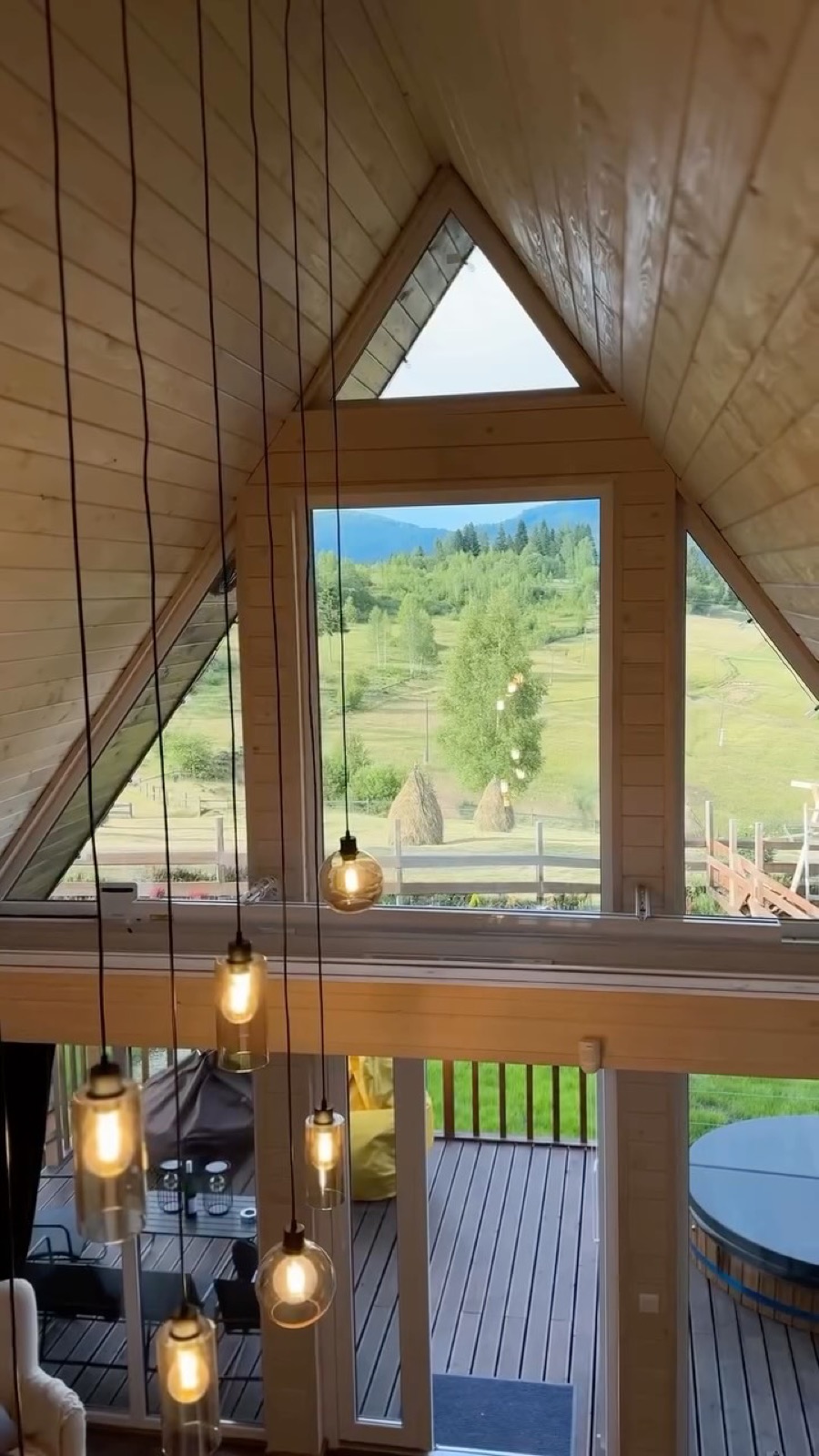 Панорамне вікно A-frame з видом на гори